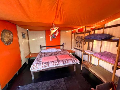 een slaapkamer met een bed in een tent bij Casa Flutuante Ilha Grande Rj in Praia do Bananal