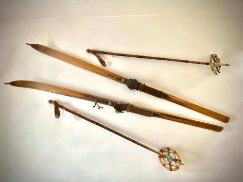 a group of four wooden sticks hanging on a wall at CAL DOMÈNEC RIALP - Dúplex con encanto - Se admiten mascotas in Rialp