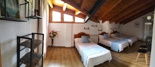 1 dormitorio con 2 camas en una habitación en Alojamientos Turísticos TURBON - Campo, en Campo