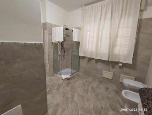 y baño con ducha, aseo y lavamanos. en B&B dell'Assunta, en Trani