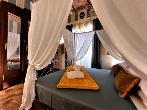 un osito de peluche sentado en una cama en un dormitorio en GAZ HOME RETRÒ Apartment, en Roma