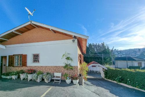 a building with a bunch of tables and chairs at pousada helebastian in Campos do Jordão