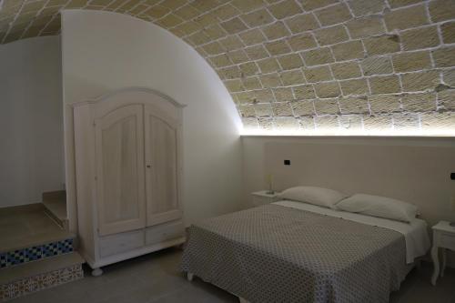 a bedroom with a bed and a brick ceiling at La Neviera in Struda