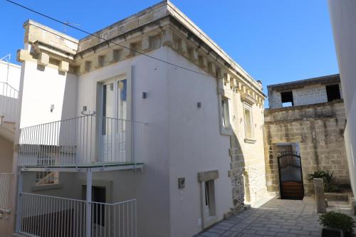 a white building with a balcony on the side of it at La Neviera in Struda
