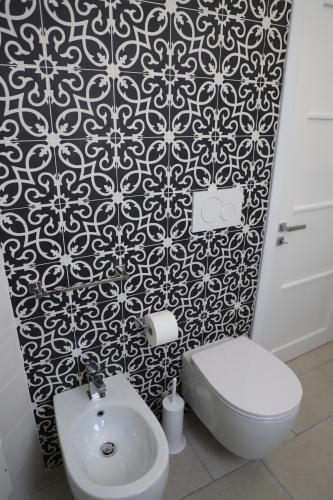 a bathroom with a white toilet and a sink at La Neviera in Struda