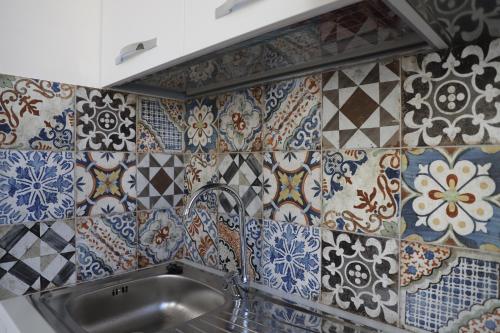 cocina con azulejos en la pared y fregadero en La Neviera en Struda