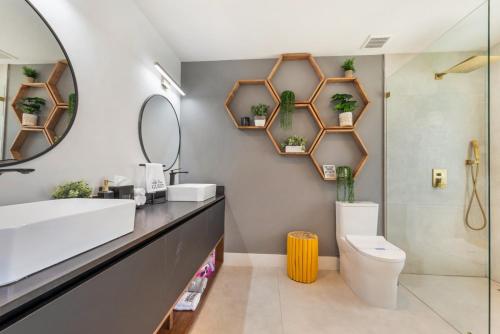 Ένα μπάνιο στο Breezy Oasis with Pooltable, Heated Pool, Golf & Gazeebo L29