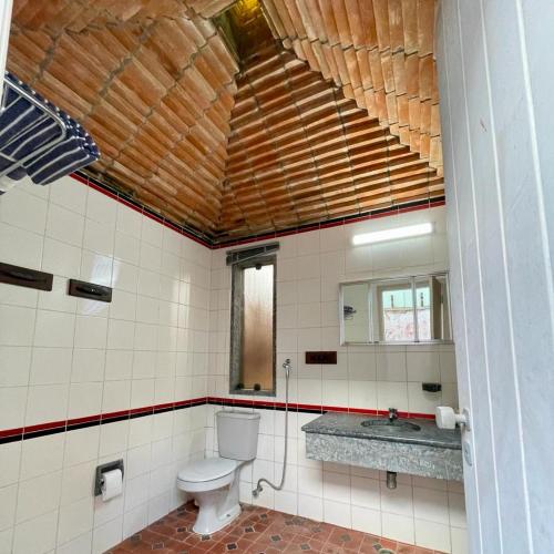 a bathroom with a toilet and a sink at Guaeca Villa in São Sebastião