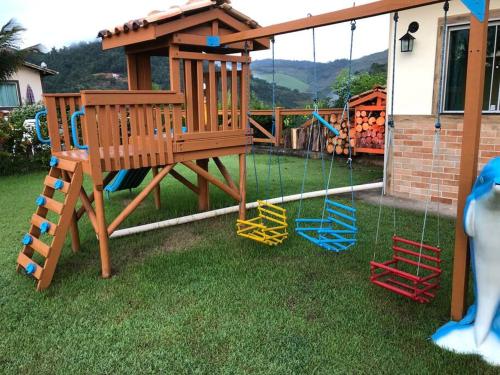 Kawasan permainan kanak-kanak di Casa nas Montanhas em Domingos Martins