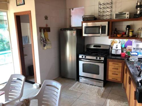 Dapur atau dapur kecil di Casa nas Montanhas em Domingos Martins
