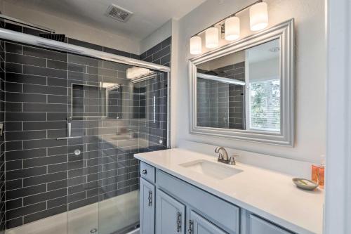 W łazience znajduje się umywalka, prysznic i lustro. w obiekcie Epic Lake Tahoe Getaway Heavenly Daze Chalet w mieście Stateline
