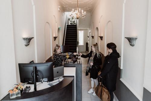 two women standing at a counter in a room at Châteauhotel De Havixhorst in Schiphorst