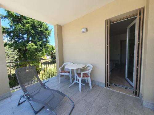 a patio with a table and chairs on a balcony at Albergo Campagnola in Lazise