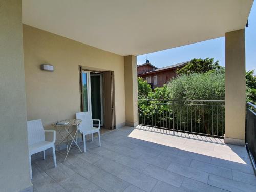 a patio with a table and chairs on a balcony at Albergo Campagnola in Lazise