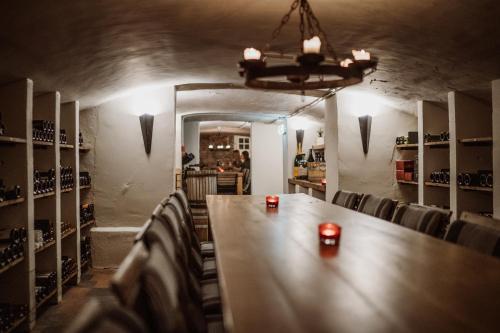 a long table in a wine tasting room with chairs at Châteauhotel De Havixhorst in Schiphorst