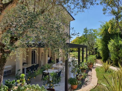 a garden with a table and chairs in front of a building at Albergo Campagnola in Lazise