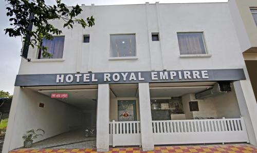 un letrero del emir real del hotel en la parte delantera de un edificio en Treebo Trend Royal Empire Adarsh Nagar Chandigarh, en Chandīgarh