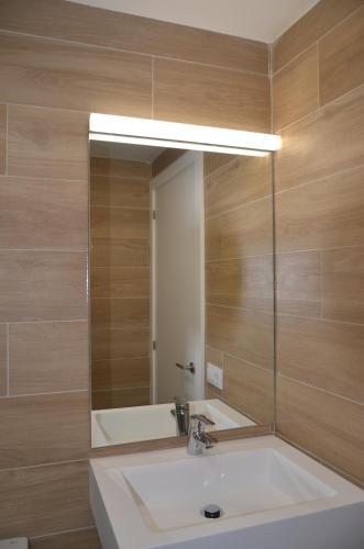 een badkamer met een wastafel en een spiegel bij Alsol Bungalows Todoque - Adults Only in Playa del Inglés