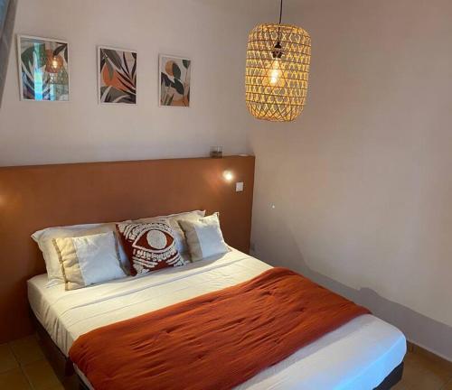 Un pat sau paturi într-o cameră la Appartement cosy & calme en Rez de villa