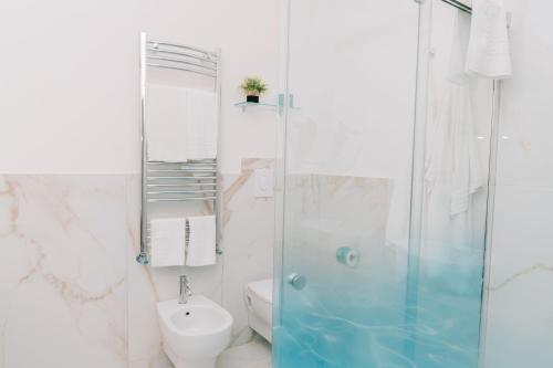 斯塔比亞海堡的住宿－FronteMare Suite，一间带玻璃淋浴和卫生间的浴室