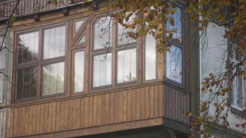施柯拉爾斯卡波倫巴的住宿－Za bukiem，一面有窗户的建筑