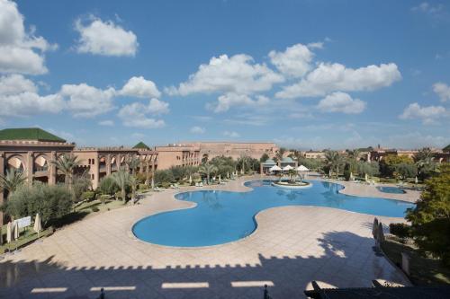 een uitzicht over een zwembad in een resort bij Grand Mogador Agdal & Spa in Marrakesh