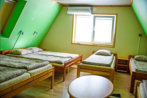 Una cama o camas en una habitación de Kivimaa Puhkemaja