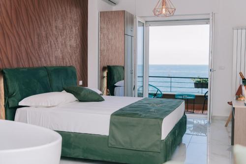 una camera da letto con un letto e vista sull'oceano di FronteMare Suite a Castellammare di Stabia