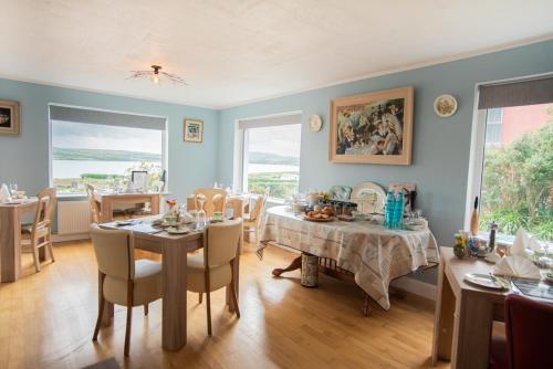 een eetkamer met een tafel en stoelen bij Half Door House in Dingle