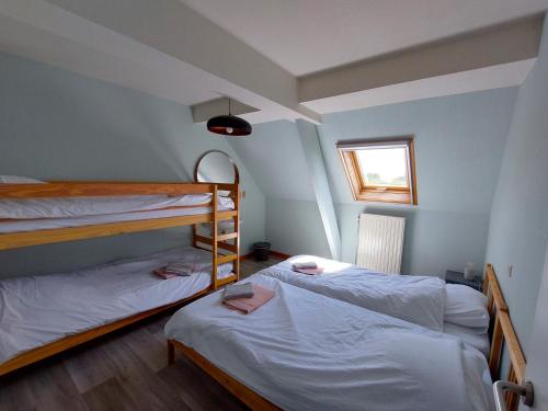 a bedroom with two bunk beds and a window at Vakantiehoeve Walleboom in Lo-Reninge