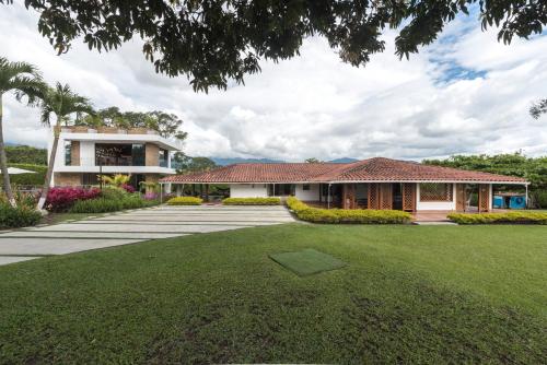 a house with a lawn in front of it at Chalet La Alemania in Calarcá