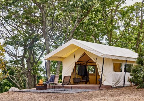 法爾茅斯的住宿－AutoCamp Cape Cod，帐篷,配有两把椅子和壁炉