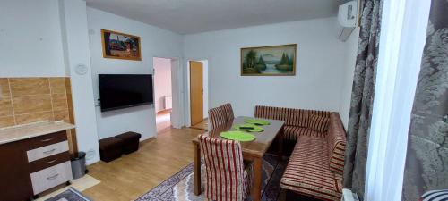 ein Wohnzimmer mit einem Esstisch und Stühlen in der Unterkunft Melaaj Hill in Sarajevo