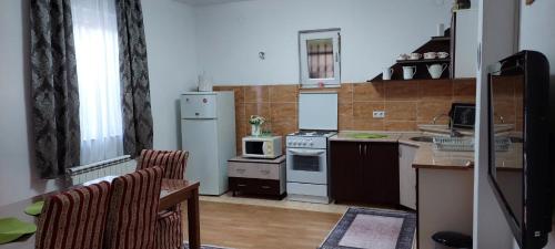 eine Küche mit einem Kühlschrank und einem Herd in der Unterkunft Melaaj Hill in Sarajevo