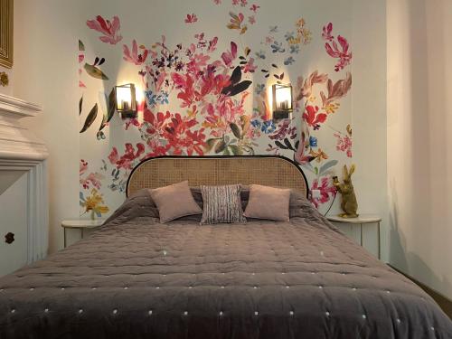 - une chambre avec un lit et un papier peint floral dans l'établissement Apartment- La Rochelle historic city centre, à La Rochelle