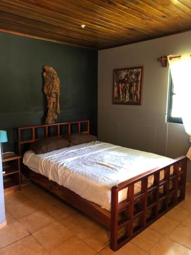 um quarto com uma cama de madeira num quarto em Toopas em Boquete