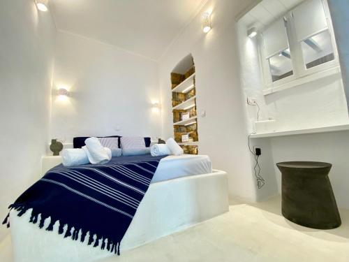Postel nebo postele na pokoji v ubytování Narkissos, 19th Century Cycladic Stone House