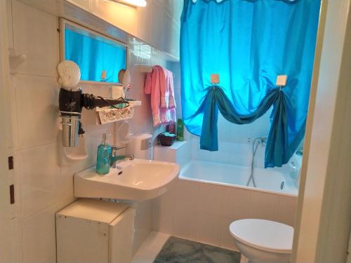 e bagno con lavandino, servizi igienici e vasca. di Agni apartment - Sunset in Blue a Ierápetra
