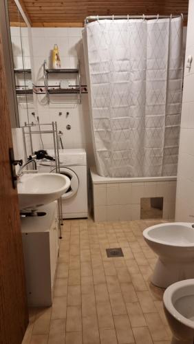 La salle de bains est pourvue de 2 lavabos, d'une douche et de toilettes. dans l'établissement Apartma Uršič, à Kranjska Gora