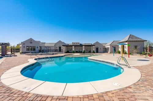 a swimming pool in the middle of a brick yard at The Latitude Adjustment, located close to Golf,Sand Dunes, Reservoir & National Parks in Hurricane