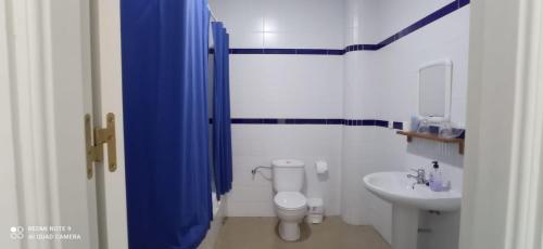 a bathroom with a toilet and a sink at Hostal 2 estrellas -Restaurante Las Tres Encinas in Cabeza la Vaca