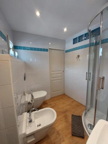 une salle de bain avec deux lavabos et une douche dans l'établissement Sea view front beach apartment deluxe near Nice airport, à Cagnes-sur-Mer