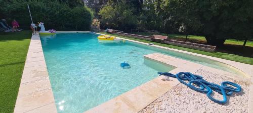 Piscina a Appartement dans un moulin o a prop