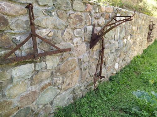 a stone wall with rusty bars on it at Villa Ria in Flámbouron