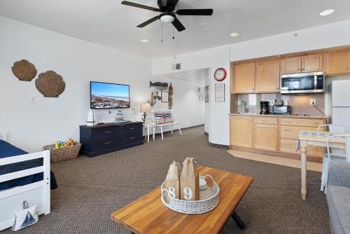 Una cocina o zona de cocina en Beach House Inn & Suites