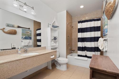 Un baño de Beach House Inn & Suites