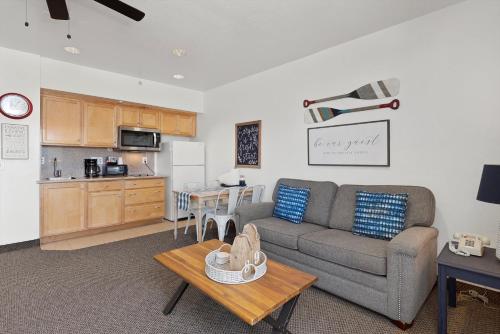 Una cocina o zona de cocina en Beach House Inn & Suites