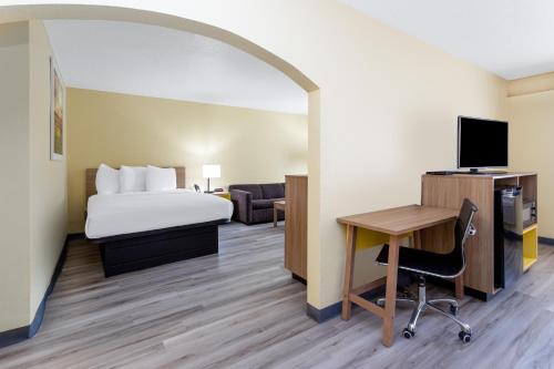 TV a/nebo společenská místnost v ubytování Days Inn & Suites by Wyndham Clovis