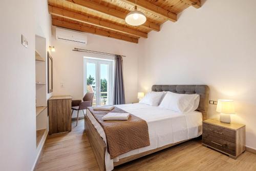 1 dormitorio con 1 cama grande y 1 mesa en Villa Feax Ocean View, en Ereikoússa