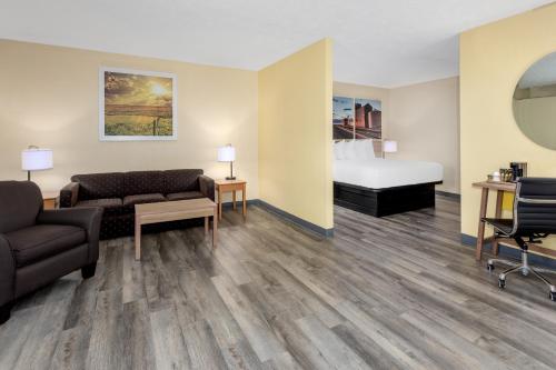 Posezení v ubytování Days Inn & Suites by Wyndham Clovis